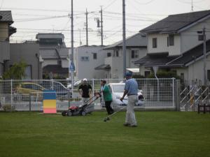 芝刈りをしているところ