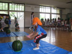 子ども達がスイカ割りをしています