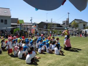 運動会クライマックスの後でお話を聞く子どもたち