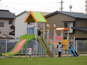 園庭で遊ぶ子どもたち