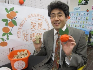 みかんの木の積木は、手に触れてみてね。