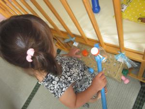 手作り玩具で遊ぶ子ども