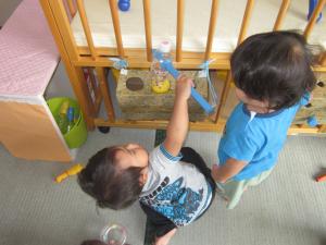 手作り玩具で遊ぶ子ども