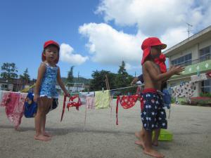 洗濯を干す子ども達