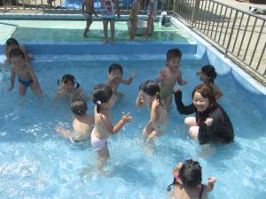 プールで遊ぶ子ども