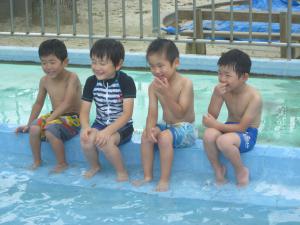 プールサイドに座る子ども