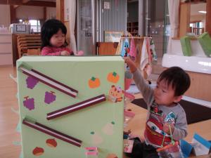 １才児がどんぐりのころころ落としをしています