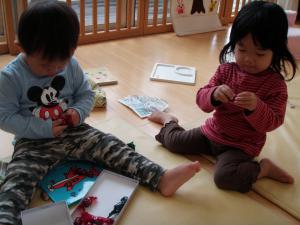 １才児がプレゼントをあけています