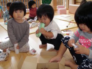 １才児がプレゼントをあけています