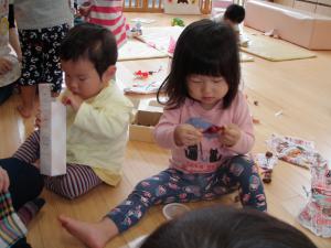 １才児がプレゼントをあけています