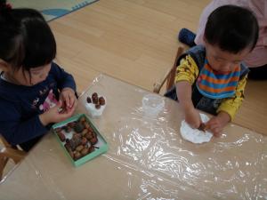 １才児がドングリケーキをつくっています