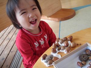 ドングリケーキが出来上がり喜ぶ子