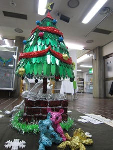 展示室もクリスマス♪箔屋スフィカさんの作品です。