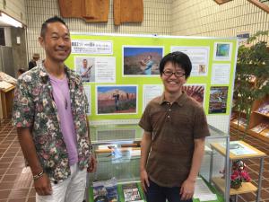 展示の前でパチリ。尾崎元章さんと小野晃さんです。