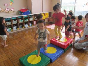 ジャンプする子ども