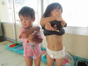 着替える子ども