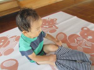 着替える子ども