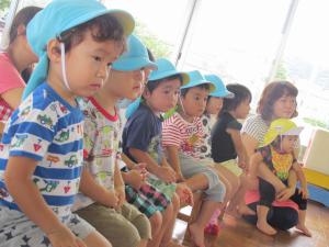誕生会に参加する子ども
