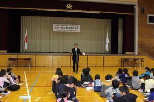 平成２７年１１月２２日（小学生作成ご当地カルタ寄贈式）の画像