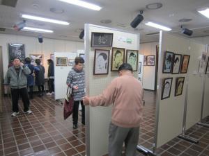 切り絵展の準備を会員のみなさんがしているところです。