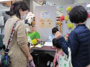 ちびっ子たちにも人気の鵜飼Ｕ子さんです。