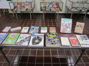 展示コーナー内に、図書館の本のコーナーも作りました。