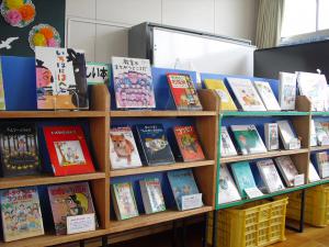 整備後の形原小学校の学校図書館です。