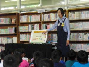 北部小学校の学校図書館オリエンテーションの様子です。