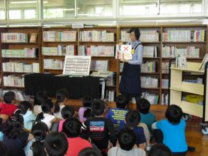 北部小学校の学校図書館オリエンテーションの様子です。