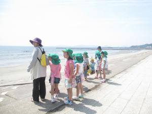 海を見つめる子ども達