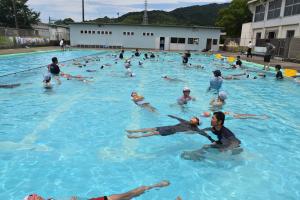 市内小学校のプールで浮いて待て講習実技中の風景です